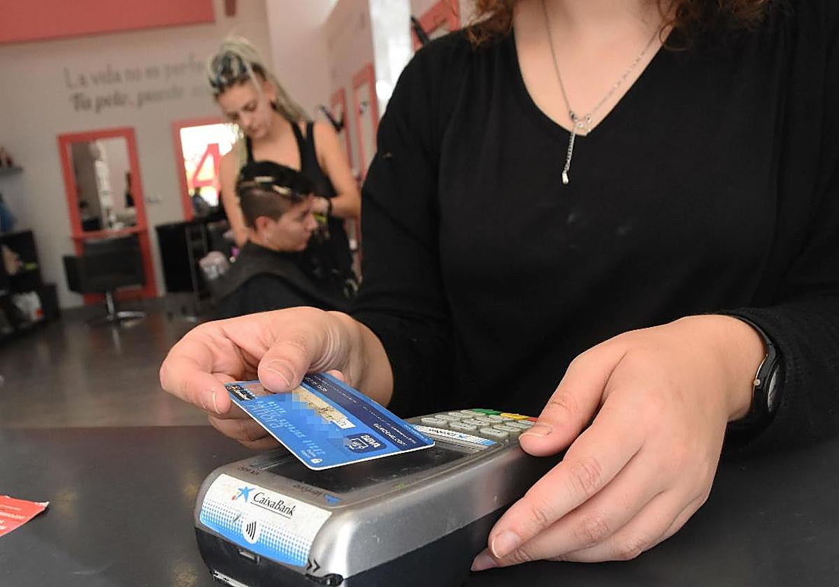 Cómo protegerse de los riesgos del 'contactless' de las tarjetas: los bancos alertan