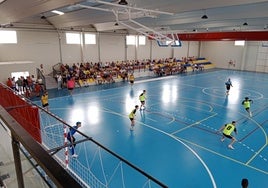 Uno de los partidos del torneo celebrado en el pabellón municipal.