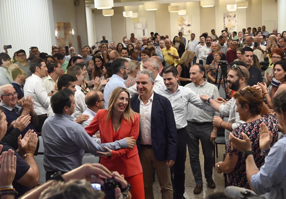 Elías Bendodo acompañó a María Guardiola la tarde del martes en la junta directiva regional.