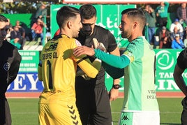 Saludo de capitanes en el último derbi disputado en Villanueva.