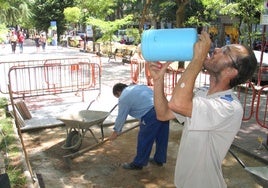 Un trabajo se refresca durante su jornada para combatir los efectos de las altas temperaturas.