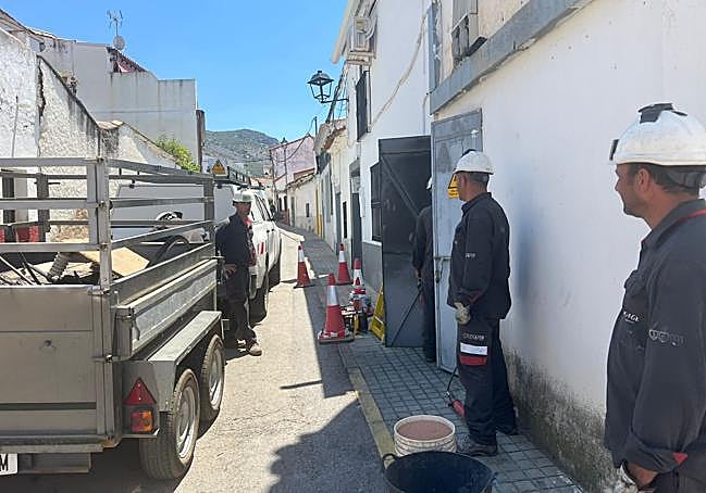 Técnicos trabajando en la avería.