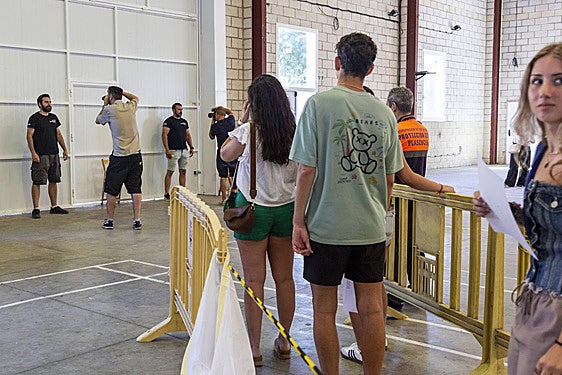 Un momento del casting de Netflix en elBerrocal a primera hora de la mañana.