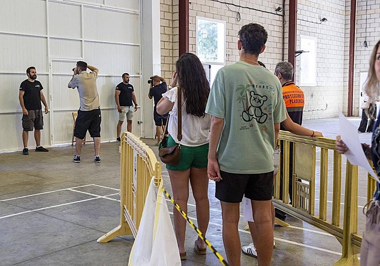 Un momento del casting de Netflix en elBerrocal a primera hora de la mañana.