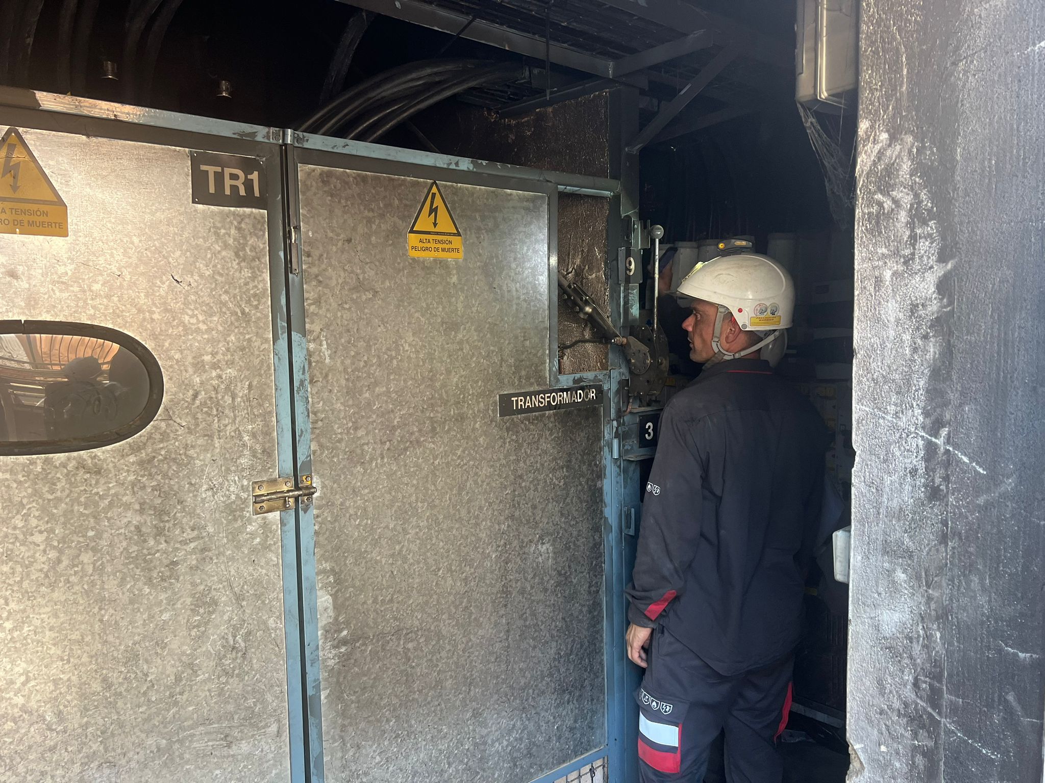 Técnico trabajando en la avería.