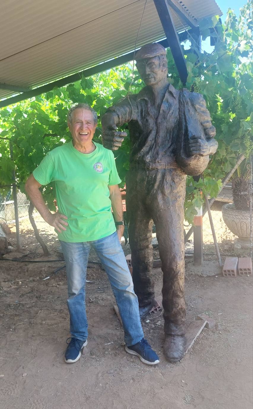 Antonio Vázquez, junto a su escultura 'El Sembrador' recién terminada.