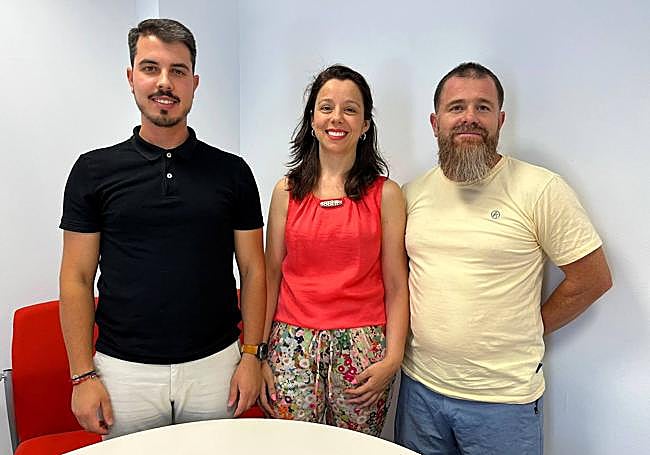 Juan J. Taborda y Dolores Duarte, de ACEA, junto al concejal Jesús Martín