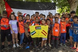 Grupo de niños saharauis que llegó ayer al parque de las Siete Sillas de Mérida para encontrarse con sus familias de acogida.