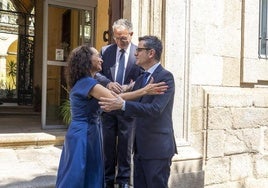 Félix Bolaños ha sido recibido por la presidenta del Tribunal Superior de Justicia de Extremadura (TSJEx), María Félix Tena. Al fondo, el delegado del Gobierno en Extremadura, José Luis Quintana.