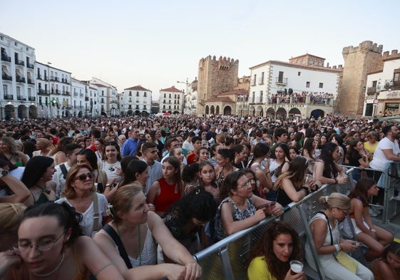 Un público muy variado fue llenando la Plaza Mayor para disfrutar de los conciertos.