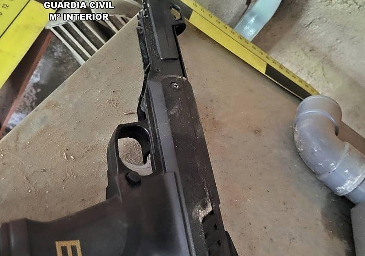 Pistola intervenida en la operación