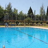 Rescatan a un hombre de mediana edad del fondo de la piscina municipal de Monesterio