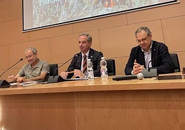 José María Gallardo, en el centro de la imagen, durante la Asamblea General en la que ha sido reelegido presidente de Fedexcaza este sábado