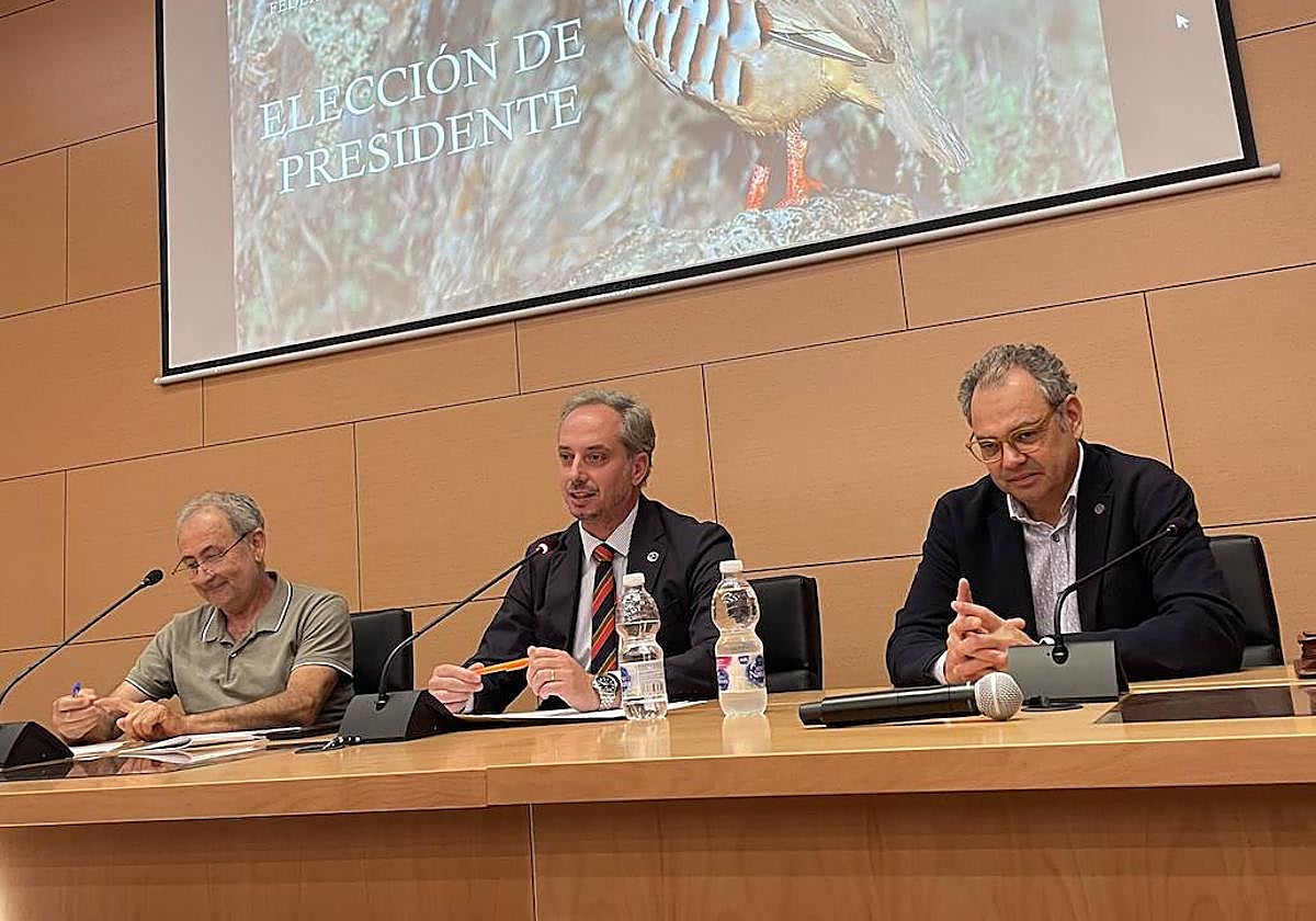 José María Gallardo, en el centro de la imagen, durante la Asamblea General en la que ha sido reelegido presidente de Fedexcaza este sábado
