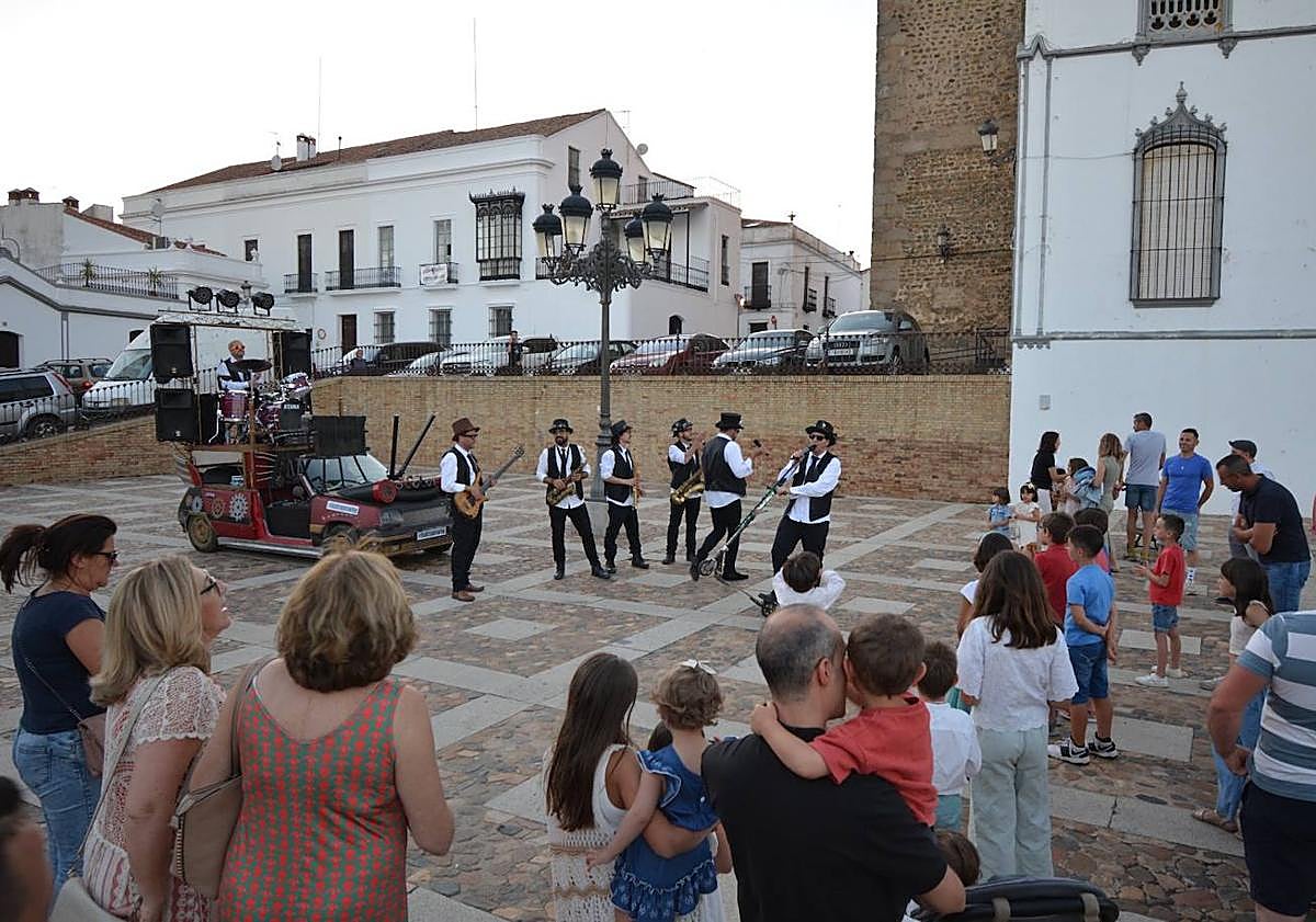 Imagen principal - Swing and Show convirtió las calles de Fregenal en una fiesta