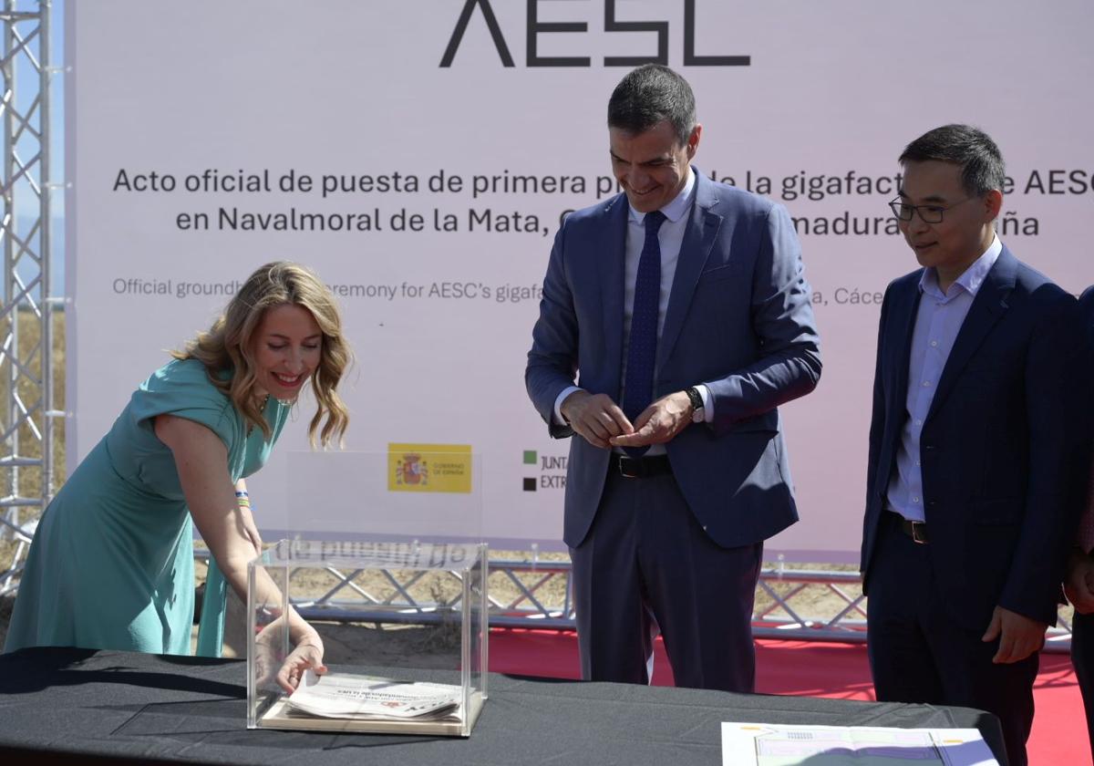 María Guardiola mete un ejemplar de HOY en la urna.