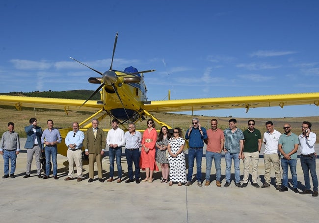 Foto de familia de los asistentes a la inauguración del aeródromo, este lunes.