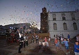 Mayores y pequeños disfrutaron con este pasacalles con mucho ritmo.