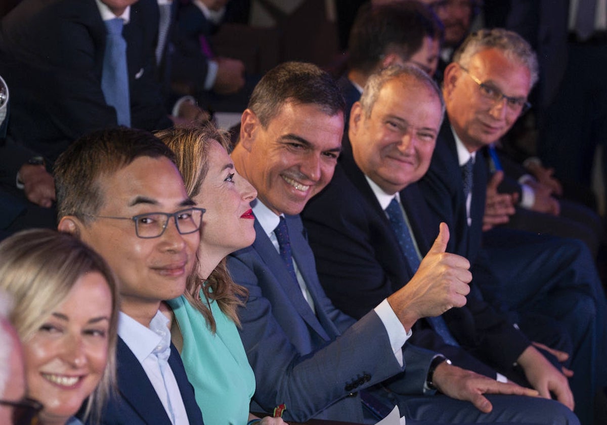 Blanca Martín, Lai Zhang, María Guardiola y Pedro Sánchez durante el acto.