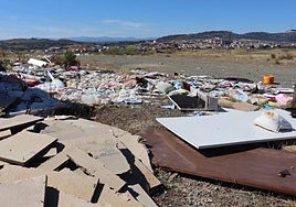Un aspecto del vertedero ilegal del PIR de Los Monges, con residuos de todo tipo.