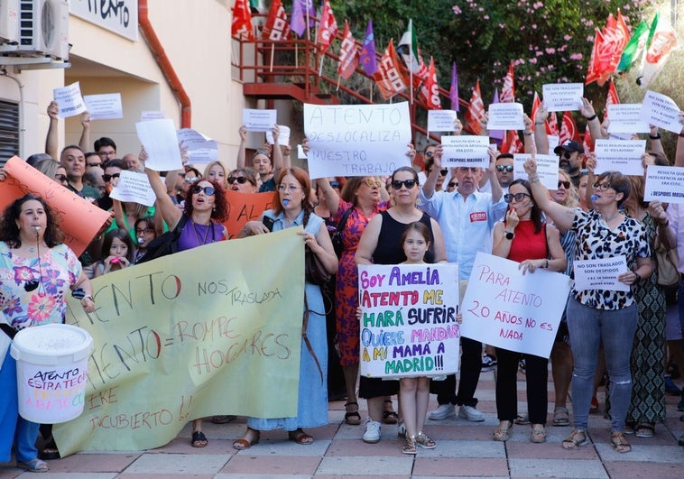 Protesta por lo que consideran un ERE encubierto en Atento esta mañana en Cáceres.