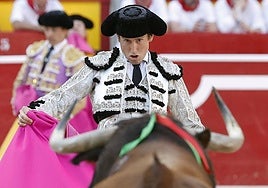 El diestro Román durante la lidia a su segundo toro de la tarde