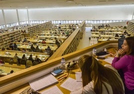 Foto de archivo de universitarios en la biblioteca de la Uex.