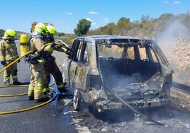 Imagen del coche que ha salido ardiendo.