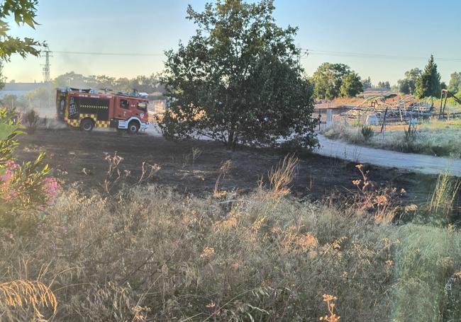 Bomberos apagando el incendio