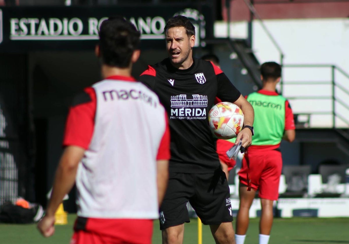 Sergi Gilló dando órdenes en su primer entrenamiento con el Mérida.