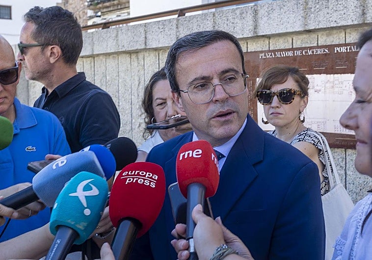 Miguel Ángel Gallardo, presidente de la Diputación, atiende a los medios, este jueves.