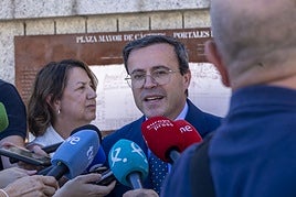 Miguel Ángel Gallardo atiende a los medios en Cáceres tras la presentación del logotipo de la ciudad para la capitalidad cultural en 2031.