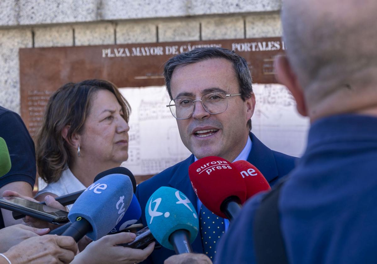 Miguel Ángel Gallardo atiende a los medios en Cáceres tras la presentación del logotipo de la ciudad para la capitalidad cultural en 2031.