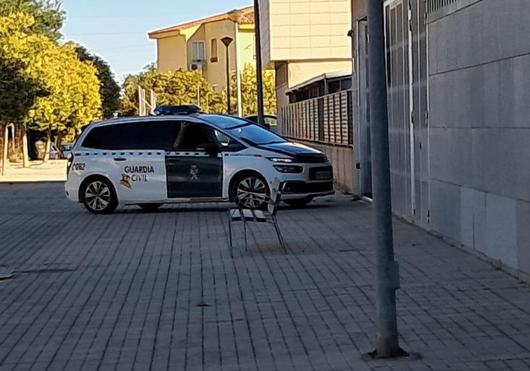 La mujer ha llegado a los juzgados en un coche de la Guardia Civil.