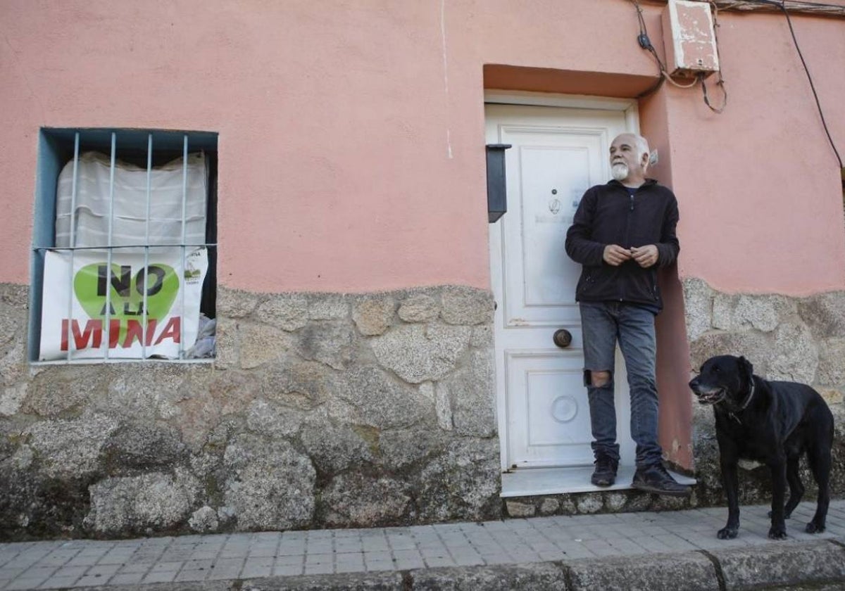 Patxi Cañamero, en la puerta de su vivienda, una de las que será derribada en el proyecto.