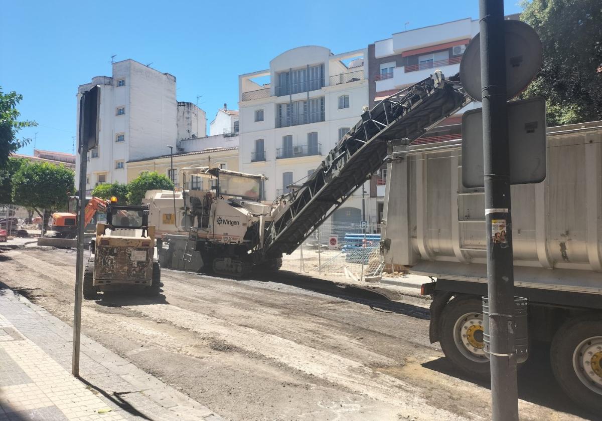 Maquinaría pesada trabajando en la Rambla Santa Eulalia.