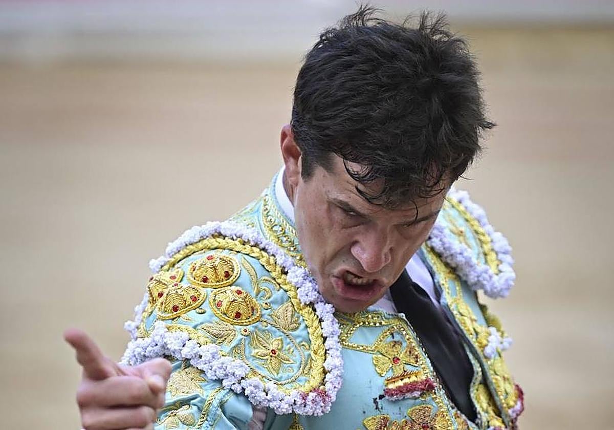 El diestro Daniel Luque, tras dar muerte a su segundo toro de la tarde.