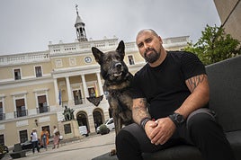 Juan Trigo junto a su perro Turco en Badajoz.