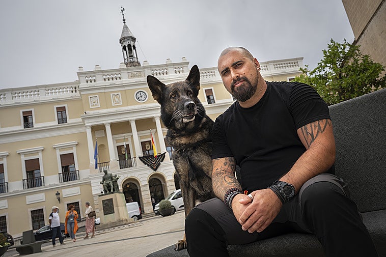 Juan Trigo junto a su perro Turco en Badajoz.