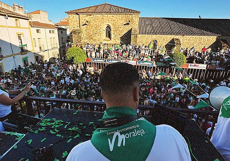 El jueves pasado pinchando en Moraleja al acabar el pregón que daba inicio a las fiestas patronales.