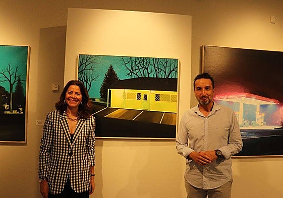 Tina Rodríguez, alcaldesa de Fregenal, y el diputado Ricardo Cabezas junto a una de las obras expuestas.