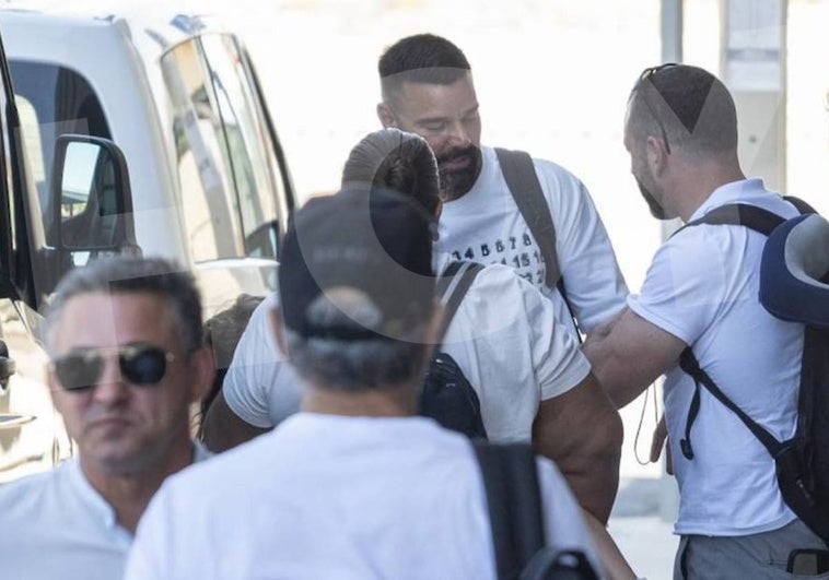 Ricky Martín, a su llegada al aeropuerto de Badajoz.