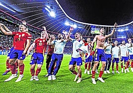 Los jugadores de la selección española celebran el triunfo ante Francia.