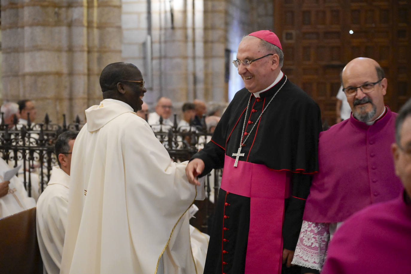 Imágenes de los asistentes a la eucaristía celebrada por el nuevo arzobispo de Mérida-Badajoz, José Rodríguez Carballo