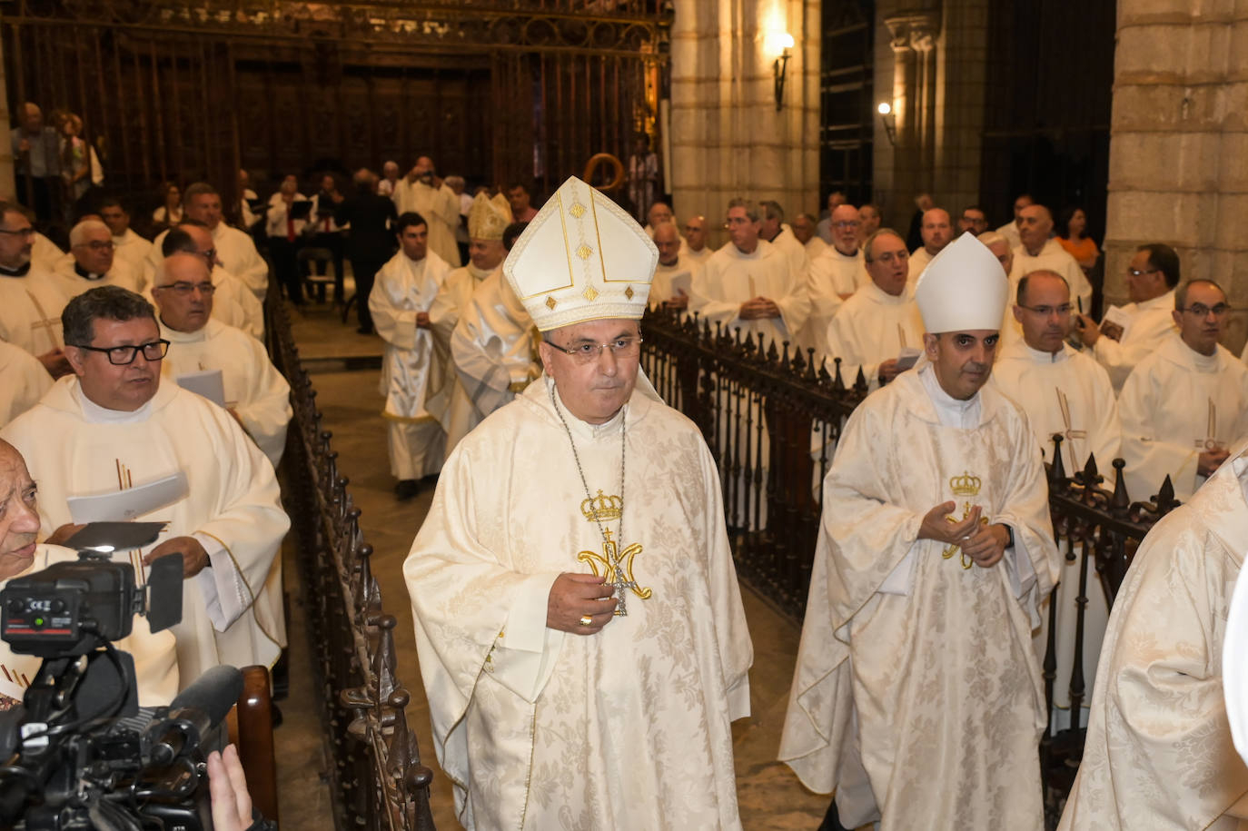 Imágenes de los asistentes a la eucaristía celebrada por el nuevo arzobispo de Mérida-Badajoz, José Rodríguez Carballo