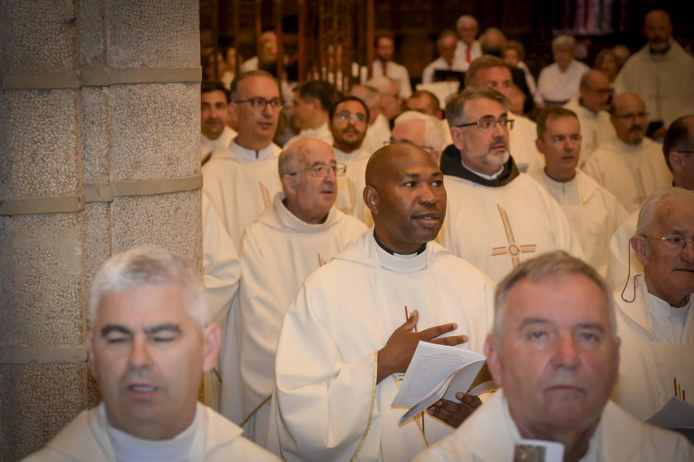 Imágenes de los asistentes a la eucaristía celebrada por el nuevo arzobispo de Mérida-Badajoz, José Rodríguez Carballo