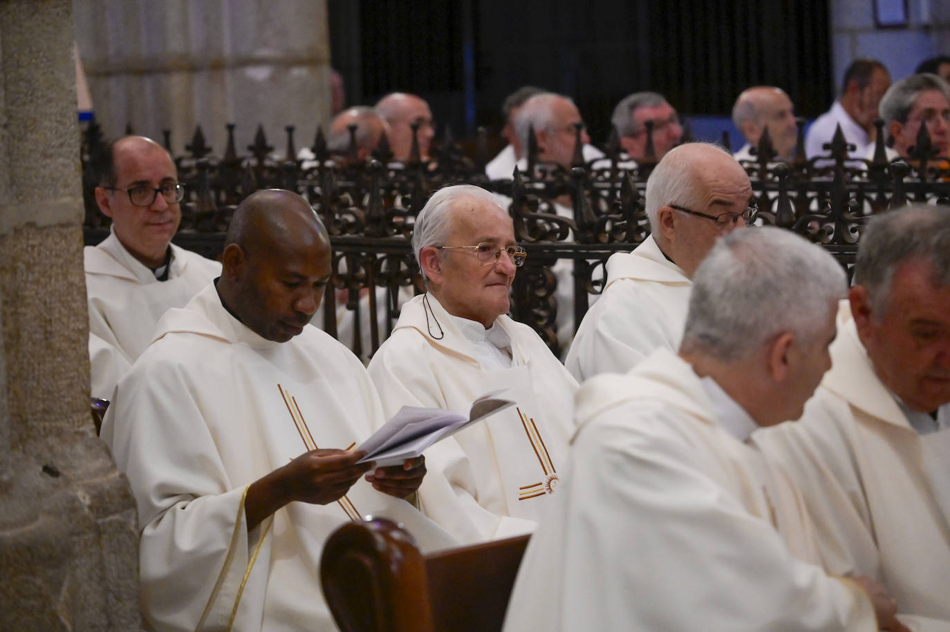 Imágenes de los asistentes a la eucaristía celebrada por el nuevo arzobispo de Mérida-Badajoz, José Rodríguez Carballo