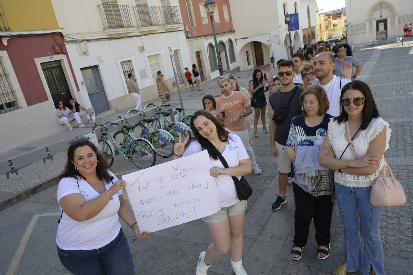 Fans de Ricky Martin hacen cola para el concierto del artista internacional