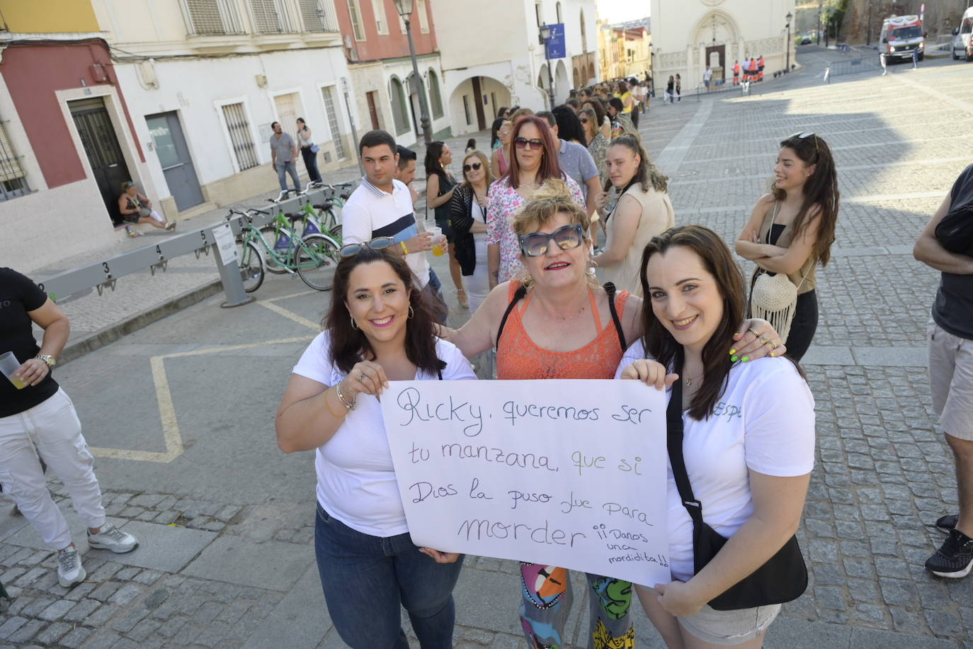 Fans de Ricky Martin hacen cola para el concierto del artista internacional