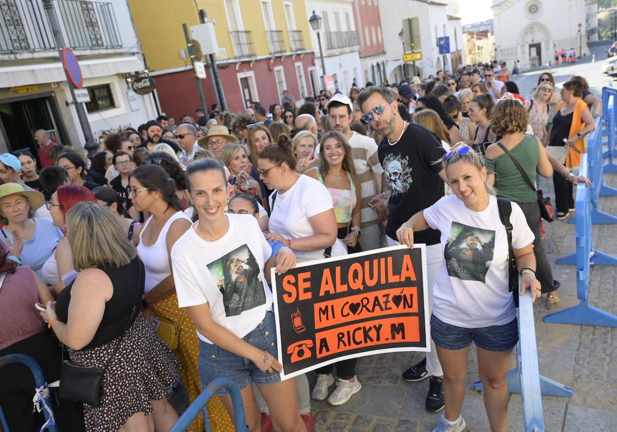 Fans de Ricky Martin hacen cola para el concierto del artista internacional